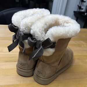 UGG Chestnut Boots with Cream Fur and Bows